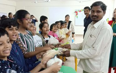 student-distribute-food-items